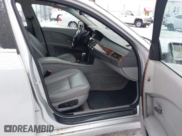 ✅ 2007 BMW 5 Series 525i • VIN: WBANE53507CY05613 • Lot: 43904411. Wystawiony na IAAI z przebiegiem 173 113 mil. Bezpłatny archiwum sprzedaży aukcyjnych z USA i szczegółowy raport historii pojazdu na DreamBid. Zdjęcie 5.