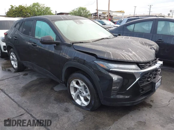 ✅ 2026 Chevrolet Trax LS • VIN: KL77LFEP5TC047491 • Lot: 44413900. Wystawiony na IAAI z przebiegiem 19 408 mil. Bezpłatny archiwum sprzedaży aukcyjnych z USA i szczegółowy raport historii pojazdu na DreamBid. Zdjęcie 1.