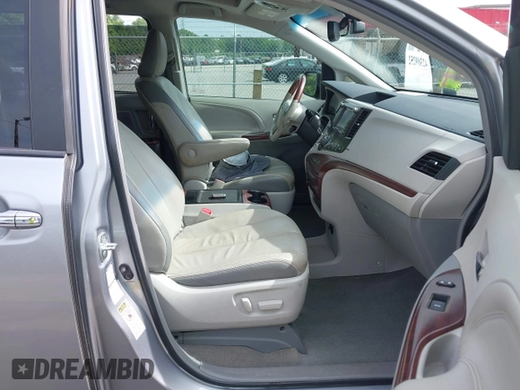 ✅ 2013 Toyota Sienna XLE • VIN: 5TDDK3DC3DS054803 • Lot: 42389252. Wystawiony na IAAI z przebiegiem 185 843 mil. Bezpłatny archiwum sprzedaży aukcyjnych z USA i szczegółowy raport historii pojazdu na DreamBid. Zdjęcie 5.
