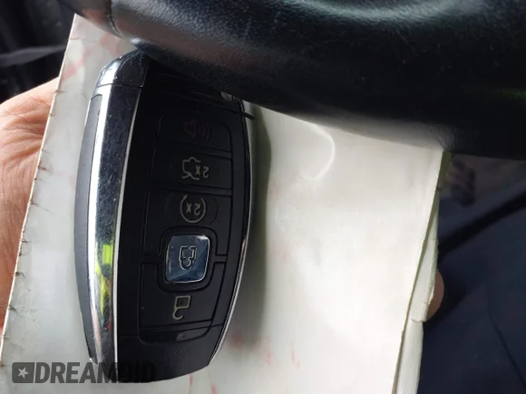 ✅ 2018 Lincoln MKC Select • VIN: 5LMCJ2D95JUL31707 • Lot: 45018091. Wystawiony na IAAI z przebiegiem 106 604 mil. Bezpłatny archiwum sprzedaży aukcyjnych z USA i szczegółowy raport historii pojazdu na DreamBid. Zdjęcie 11.