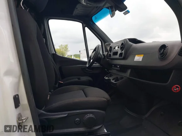 ✅ 2023 Mercedes-Benz Sprinter Cargo • VIN: W1Y40BHY6PT130327 • Lot: 43303529. Wystawiony na IAAI z przebiegiem 116 833 mil. Bezpłatny archiwum sprzedaży aukcyjnych z USA i szczegółowy raport historii pojazdu na DreamBid. Zdjęcie 5.
