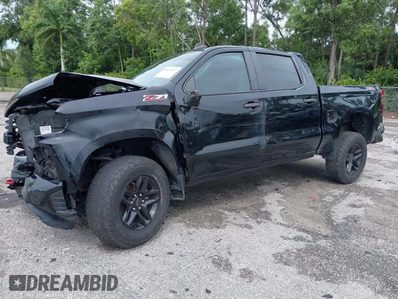 ✅ 2020 Chevrolet Silverado 1500 Custom Trail Boss • VIN: 3GCPYCEF3LG212283 • Lot: 43425337. Wystawiony na IAAI z przebiegiem Nie podano. Bezpłatny archiwum sprzedaży aukcyjnych z USA i szczegółowy raport historii pojazdu na DreamBid. Zdjęcie 2.