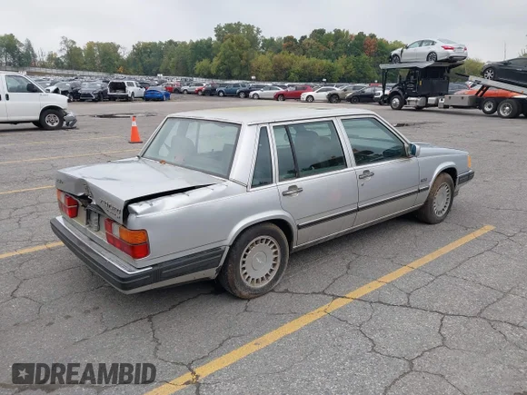 ✅ 1989 Volvo 760 • VIN: YV1GA8745K0062221 • Lot: 43243072. Wystawiony na IAAI z przebiegiem 255 814 mil. Bezpłatny archiwum sprzedaży aukcyjnych z USA i szczegółowy raport historii pojazdu na DreamBid. Zdjęcie 4.