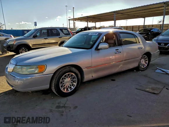 ✅ 2002 Lincoln Town Car Signature • VIN: 1LNHM82W52Y663488 • Лот: 72826765. Опубликован ранее на Copart с пробегом 193 335 миль. Бесплатный доступ к архиву аукционных продаж из США и подробный отчёт об истории автомобиля на DreamBid. Изображение 1.