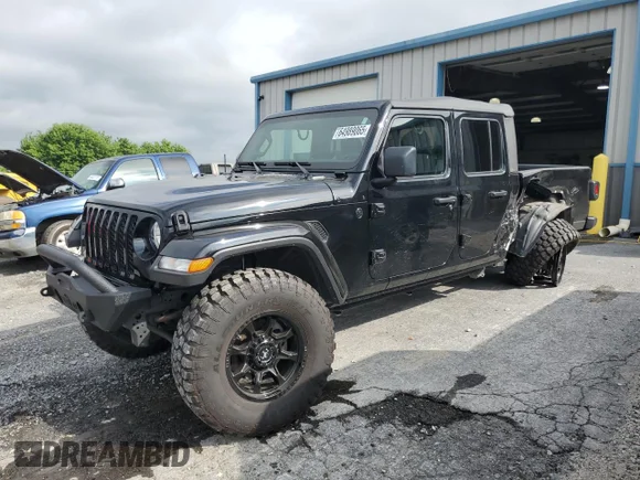 ✅ 2021 Jeep Gladiator Willys Sport • VIN: 1C6HJTAG0ML523754 • Лот: 64989065. Опубликован ранее на Copart с пробегом 57 398 миль. Бесплатный доступ к архиву аукционных продаж из США и подробный отчёт об истории автомобиля на DreamBid. Изображение 1.