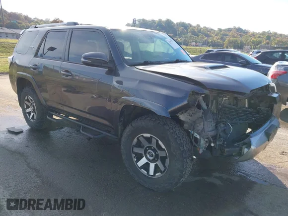 ✅ 2018 Toyota 4Runner SR5 • VIN: JTEBU5JR8J5591959 • Лот: 43585277. Опубликован ранее на IAAI с пробегом 124 781 миль. Бесплатный доступ к архиву аукционных продаж из США и подробный отчёт об истории автомобиля на DreamBid. Изображение 1.