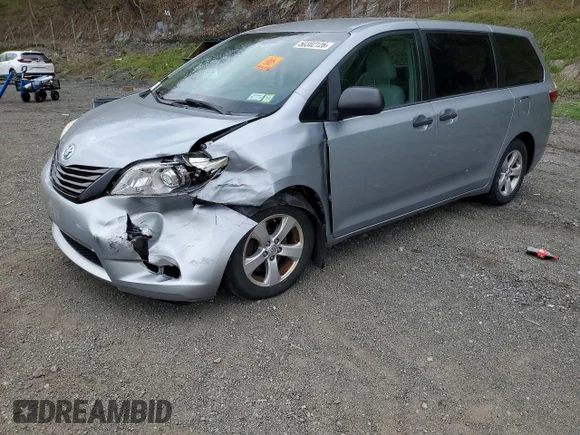 ✅ 2015 Toyota Sienna L • VIN: 5TDZK3DC7FS615836 • Lot: 50302126. Wystawiony na Copart z przebiegiem 113 750 mil. Bezpłatny archiwum sprzedaży aukcyjnych z USA i szczegółowy raport historii pojazdu na DreamBid. Zdjęcie 1.