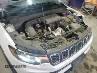 ✅ 2024 Jeep Compass Latitude • VIN: 3C4NJDBN0RT117788 • Lot: 95446305. Wystawiony na Copart z przebiegiem 43 354 mil. Bezpłatny archiwum sprzedaży aukcyjnych z USA i szczegółowy raport historii pojazdu na DreamBid. Zdjęcie 14.