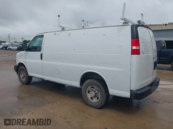 ✅ 2020 Chevrolet Express Cargo • VIN: 1GCWGAFP2L1260723 • Лот: 45600706. Опубліковано раніше на IAAI з пробігом 126 701 миль. Безкоштовний доступ до архіву аукціонних продажів зі США та докладний звіт про історію автомобіля на DreamBid. Зображення 3.