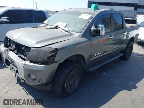 ✅ 2015 Nissan Titan SL • VIN: 1N6AA0EC5FN512091 • Lot: 45194319. Wystawiony na IAAI z przebiegiem 114 943 mil. Bezpłatny archiwum sprzedaży aukcyjnych z USA i szczegółowy raport historii pojazdu na DreamBid. Zdjęcie 2.