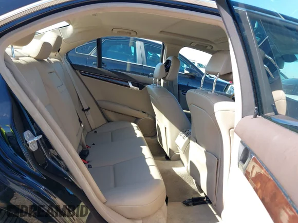 ✅ 2014 Mercedes-Benz C 250 Sport • VIN: WDDGF4HB8EA962242 • Лот: 43932878. Опубліковано раніше на IAAI з пробігом 158 999 миль. Безкоштовний доступ до архіву аукціонних продажів зі США та докладний звіт про історію автомобіля на DreamBid. Зображення 8.