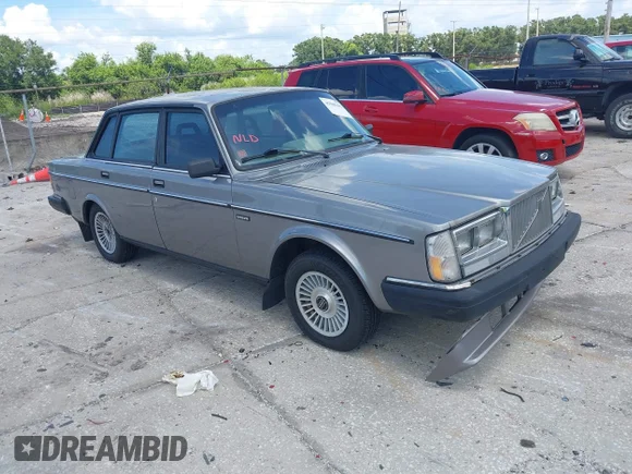 ✅ 1985 Volvo 240 DL • VIN: YV1AX8845F1111890 • Lot: 42506203. Wystawiony na IAAI z przebiegiem 238 582 mil. Bezpłatny archiwum sprzedaży aukcyjnych z USA i szczegółowy raport historii pojazdu na DreamBid. Zdjęcie 1.