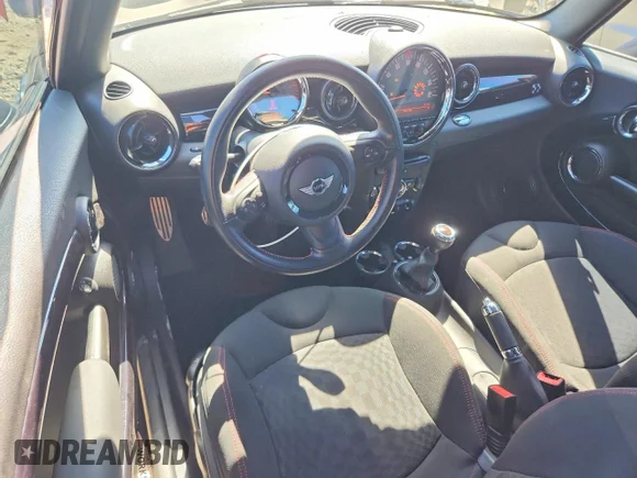 ✅ 2011 MINI COOPER COOPER • VIN: WMWSV9C57BTZ97115 • Lot: 59978726. Wystawiony na Copart z przebiegiem 47 689 mil. Bezpłatny archiwum sprzedaży aukcyjnych z USA i szczegółowy raport historii pojazdu na DreamBid. Zdjęcie 8.