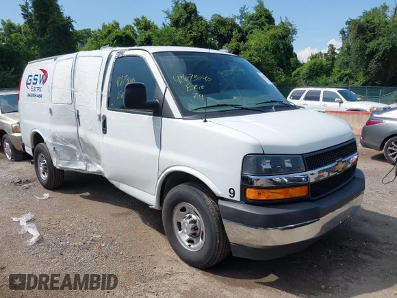 ✅ 2022 Chevrolet Express Cargo • VIN: 1GCWGAFP9N1267476 • Лот: 42673040. Опубликован ранее на IAAI с пробегом 26 508 миль. Бесплатный доступ к архиву аукционных продаж из США и подробный отчёт об истории автомобиля на DreamBid. Изображение 1.