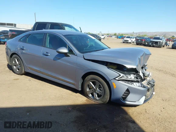 ✅ 2023 Kia K5 LXS • VIN: 5XXG14J25PG209827 • Лот: 42096076. Опубліковано раніше на IAAI з пробігом 39 455 миль. Безкоштовний доступ до архіву аукціонних продажів зі США та докладний звіт про історію автомобіля на DreamBid. Зображення 1.