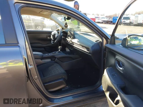 ✅ 2024 Honda HR-V LX • VIN: 3CZRZ2H38RM768899 • Lot: 43891031. Wystawiony na IAAI z przebiegiem 20 422 mil. Bezpłatny archiwum sprzedaży aukcyjnych z USA i szczegółowy raport historii pojazdu na DreamBid. Zdjęcie 5.