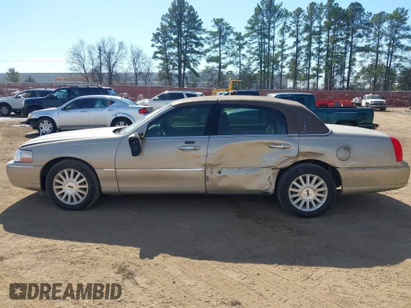 ✅ 2004 Lincoln Town Car Signature • VIN: 1LNHM81W34Y676843 • Lot: 44212941. Wystawiony na IAAI z przebiegiem 36 596 mil. Bezpłatny archiwum sprzedaży aukcyjnych z USA i szczegółowy raport historii pojazdu na DreamBid. Zdjęcie 6.