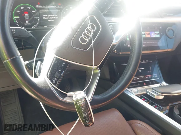 ✅ 2019 Audi e-tron Prestige • VIN: WA1VAAGE2KB015837 • Лот: 43586099. Опубліковано раніше на IAAI з пробігом 44 381 миль. Безкоштовний доступ до архіву аукціонних продажів зі США та докладний звіт про історію автомобіля на DreamBid. Зображення 11.