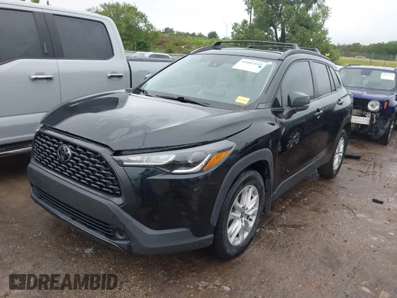 ✅ 2022 Toyota Corolla Cross LE • VIN: 7MUCAAAG7NV005248 • Lot: 42887033. Wystawiony na IAAI z przebiegiem 48 482 mil. Bezpłatny archiwum sprzedaży aukcyjnych z USA i szczegółowy raport historii pojazdu na DreamBid. Zdjęcie 2.