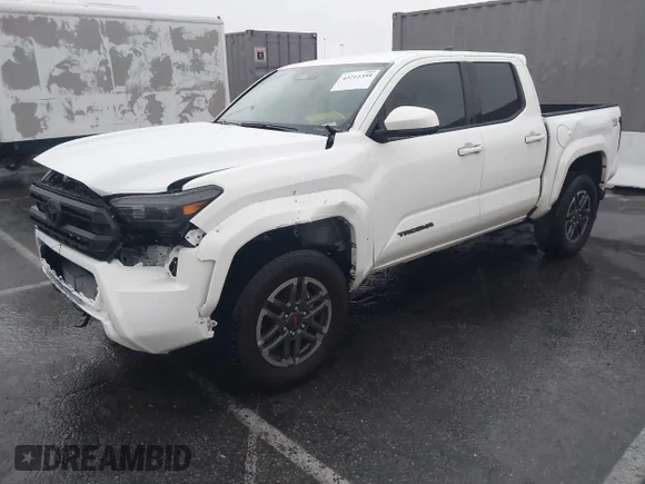 ✅ 2024 Toyota Tacoma SR5 • VIN: 3TMKB5FN0RM016843 • Лот: 43711359. Опубліковано раніше на IAAI з пробігом 11 686 миль. Безкоштовний доступ до архіву аукціонних продажів зі США та докладний звіт про історію автомобіля на DreamBid. Зображення 2.