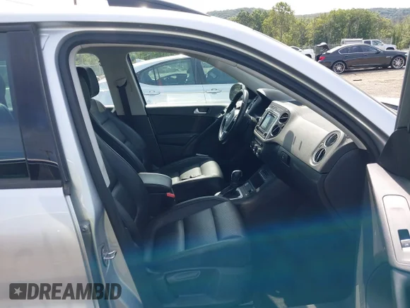 ✅ 2017 Volkswagen Tiguan S • VIN: WVGAV7AX3HK029532 • Lot: 43104400. Wystawiony na IAAI z przebiegiem 111 802 mil. Bezpłatny archiwum sprzedaży aukcyjnych z USA i szczegółowy raport historii pojazdu na DreamBid. Zdjęcie 5.