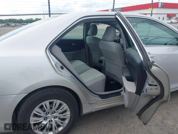✅ 2014 Toyota Camry XLE • VIN: 4T4BF1FK3ER342436 • Lot: 44943960. Wystawiony na IAAI z przebiegiem 160 993 mil. Bezpłatny archiwum sprzedaży aukcyjnych z USA i szczegółowy raport historii pojazdu na DreamBid. Zdjęcie 8.