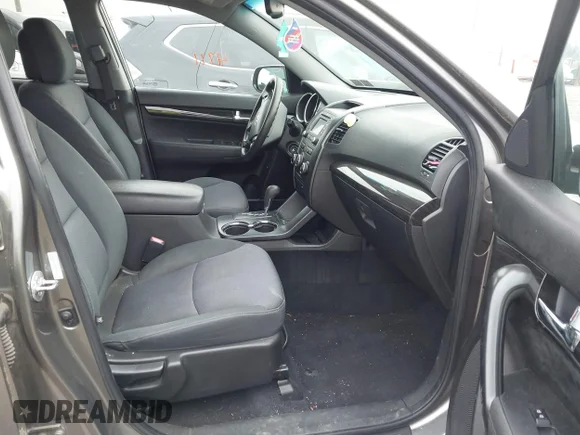 ✅ 2013 Kia Sorento LX • VIN: 5XYKTDA66DG424163 • Lot: 44044711. Wystawiony na IAAI z przebiegiem 149 617 mil. Bezpłatny archiwum sprzedaży aukcyjnych z USA i szczegółowy raport historii pojazdu na DreamBid. Zdjęcie 5.