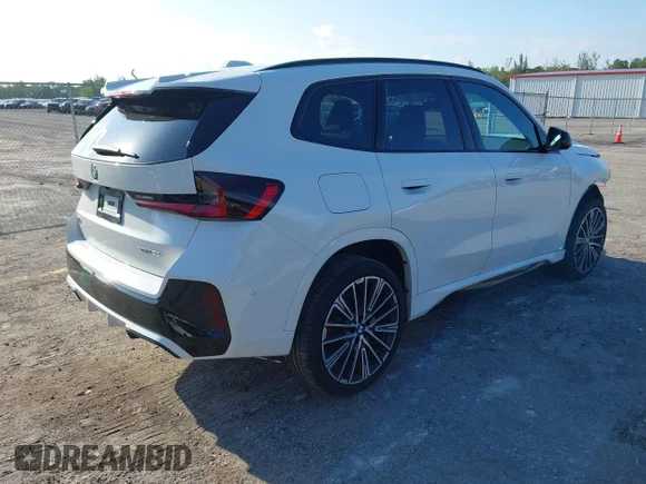 ✅ 2026 BMW X1 xDrive28i • VIN: WBX73EF05T5422740 • Лот: 45123841. Опубліковано раніше на IAAI з пробігом 6 405 миль. Безкоштовний доступ до архіву аукціонних продажів зі США та докладний звіт про історію автомобіля на DreamBid. Зображення 4.