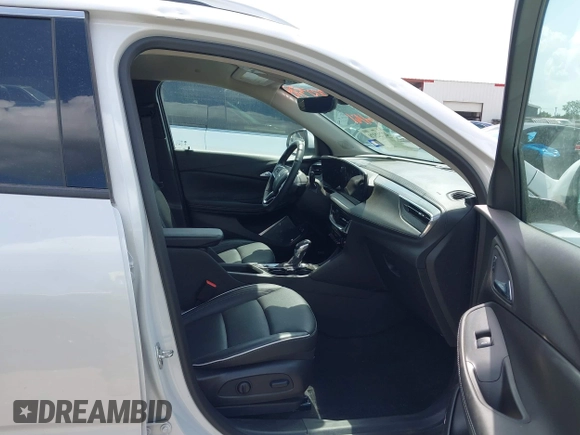 ✅ 2025 Buick Encore GX Avenir • VIN: KL4AMGSL4SB049938 • Lot: 42732378. Wystawiony na IAAI z przebiegiem 6 712 mil. Bezpłatny archiwum sprzedaży aukcyjnych z USA i szczegółowy raport historii pojazdu na DreamBid. Zdjęcie 5.
