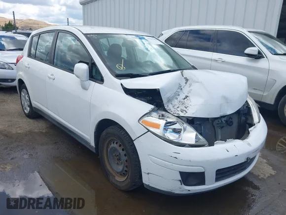 ✅ 2010 Nissan Versa S • VIN: 3N1BC1CP7AL438875 • Лот: 45241360. Опубліковано раніше на IAAI з пробігом 35 995 миль. Безкоштовний доступ до архіву аукціонних продажів зі США та докладний звіт про історію автомобіля на DreamBid. Зображення 1.