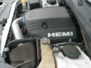 2015 Dodge Challenger R/T Plus z VIN 2C3CDZBT9FH878368, wystawiony jako IAAI lot #41440807 z przebiegiem 85 497 mil mil oraz . Historia ofert i sprzedaży dostępna na DreamBid. Obrazek 19.