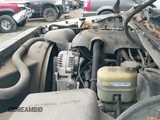 2002 Chevrolet Silverado 1500 z VIN 1GCEC19T92E213938, wystawiony jako IAAI lot #41751336 z przebiegiem 221 866 mil mil oraz . Historia ofert i sprzedaży dostępna na DreamBid. Obrazek 12.