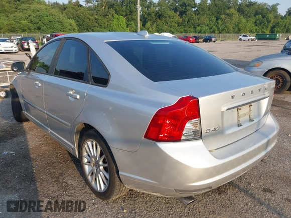 ✅ 2011 Volvo S40 • VIN: YV1672MS6B2547210 • Lot: 42995239. Wystawiony na IAAI z przebiegiem 177 457 mil. Bezpłatny archiwum sprzedaży aukcyjnych z USA i szczegółowy raport historii pojazdu na DreamBid. Zdjęcie 3.