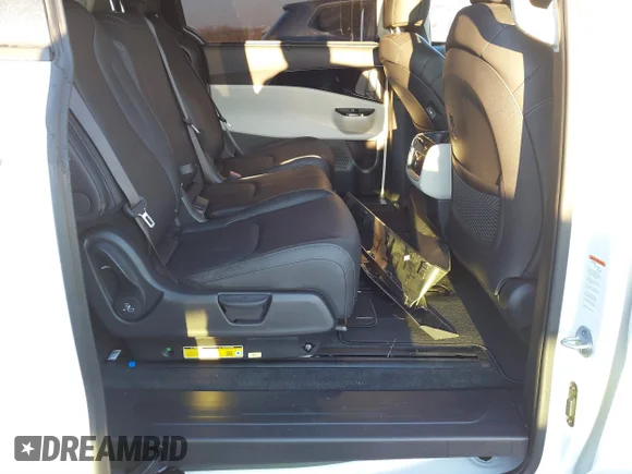 ✅ 2024 Kia Carnival EX • VIN: KNDNC5H3XR6450516 • Lot: 41056754. Wystawiony na IAAI z przebiegiem 2 220 mil. Bezpłatny archiwum sprzedaży aukcyjnych z USA i szczegółowy raport historii pojazdu na DreamBid. Zdjęcie 8.