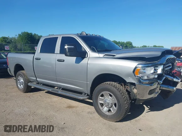 ✅ 2023 Ram 2500 Tradesman • VIN: 3C6UR5CJ6PG528017 • Лот: 45310914. Опубликован ранее на IAAI с пробегом 34 960 миль. Бесплатный доступ к архиву аукционных продаж из США и подробный отчёт об истории автомобиля на DreamBid. Изображение 1.