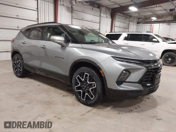 ✅ 2025 Chevrolet Blazer RS • VIN: 3GNKBKRS7SS139046 • Лот: 45046384. Опубликован ранее на IAAI с пробегом 5 524 миль. Бесплатный доступ к архиву аукционных продаж из США и подробный отчёт об истории автомобиля на DreamBid. Изображение 1.