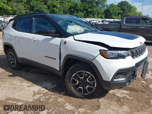✅ 2025 Jeep Compass Trailhawk • VIN: 3C4NJDDNXST524200 • Lot: 45210868. Wystawiony na IAAI z przebiegiem 29 772 mil. Bezpłatny archiwum sprzedaży aukcyjnych z USA i szczegółowy raport historii pojazdu na DreamBid. Zdjęcie 1.