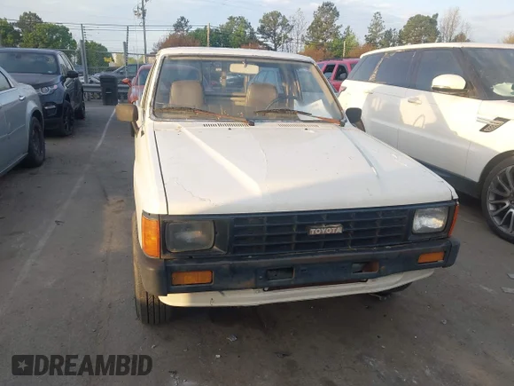✅ 1985 Toyota Pickup • VIN: JT4RN50R3F0088989 • Lot: 44753301. Wystawiony na IAAI z przebiegiem 194 107 mil. Bezpłatny archiwum sprzedaży aukcyjnych z USA i szczegółowy raport historii pojazdu na DreamBid. Zdjęcie 6.