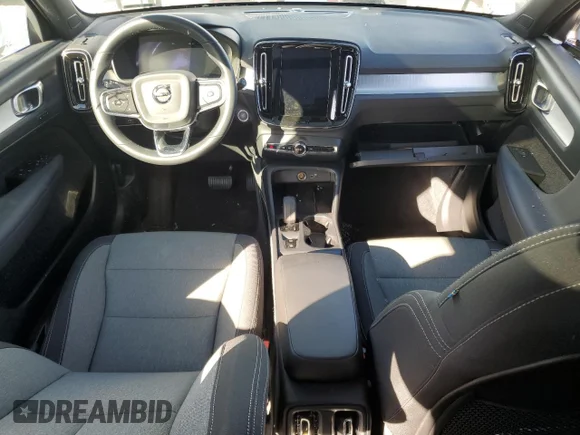 ✅ 2024 Volvo XC40 Core Bright Theme • VIN: YV4L12UK0R2281412 • Lot: 43224615. Wystawiony na Copart z przebiegiem 14 281 mil. Bezpłatny archiwum sprzedaży aukcyjnych z USA i szczegółowy raport historii pojazdu na DreamBid. Zdjęcie 8.