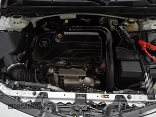 2019 Chevrolet Malibu LT z VIN 1G1ZD5ST4KF108260, wystawiony jako Copart lot #84009535 z przebiegiem 131 371 mil mil oraz Czysty tytuł • Clean title. Historia ofert i sprzedaży dostępna na DreamBid. Obrazek 13.