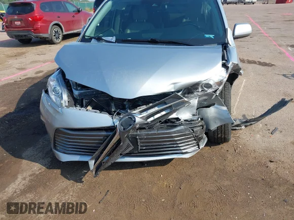 ✅ 2020 Toyota Sienna XLE • VIN: 5TDDZ3DC1LS241578 • Lot: 42892724. Wystawiony na IAAI z przebiegiem Nie podano. Bezpłatny archiwum sprzedaży aukcyjnych z USA i szczegółowy raport historii pojazdu na DreamBid. Zdjęcie 6.