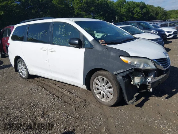✅ 2013 Toyota Sienna LE • VIN: 5TDJK3DC4DS054005 • Lot: 45371131. Wystawiony na IAAI z przebiegiem Nie podano. Bezpłatny archiwum sprzedaży aukcyjnych z USA i szczegółowy raport historii pojazdu na DreamBid. Zdjęcie 1.