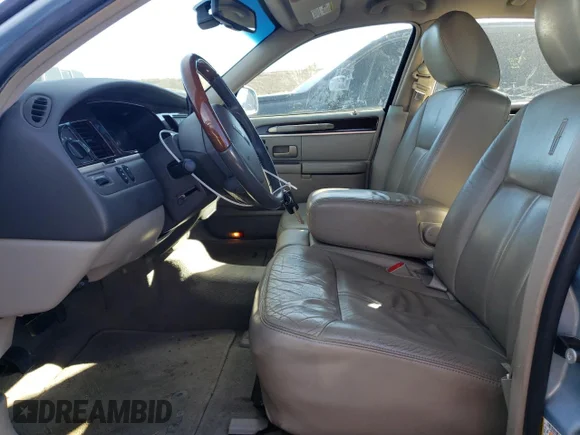 ✅ 2011 Lincoln Town Car Signature Limited • VIN: 2LNBL8CV4BX760521 • Lot: 81543114. Wystawiony na Copart z przebiegiem 160 064 mil. Bezpłatny archiwum sprzedaży aukcyjnych z USA i szczegółowy raport historii pojazdu na DreamBid. Zdjęcie 7.