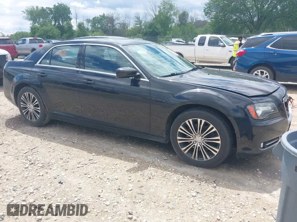 ✅ 2014 Chrysler 300 S • VIN: 2C3CCAGG9EH120559 • Лот: 45381163. Опубликован ранее на IAAI с пробегом 165 897 миль. Бесплатный доступ к архиву аукционных продаж из США и подробный отчёт об истории автомобиля на DreamBid. Изображение 1.