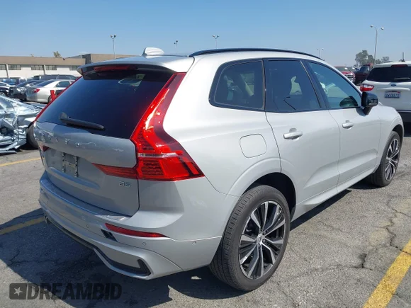 ✅ 2023 Volvo XC60 Plus Dark Theme • VIN: YV4L12DL6P1375869 • Lot: 43385424. Wystawiony na IAAI z przebiegiem 27 117 mil. Bezpłatny archiwum sprzedaży aukcyjnych z USA i szczegółowy raport historii pojazdu na DreamBid. Zdjęcie 4.