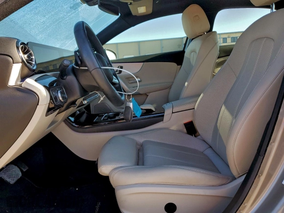 ✅ 2019 Mercedes-Benz A 220 • VIN: WDD3G4EB6KW024884 • Lot: 94787565. Wystawiony na Copart z przebiegiem 16 730 mil. Bezpłatny archiwum sprzedaży aukcyjnych z USA i szczegółowy raport historii pojazdu na DreamBid. Zdjęcie 7.