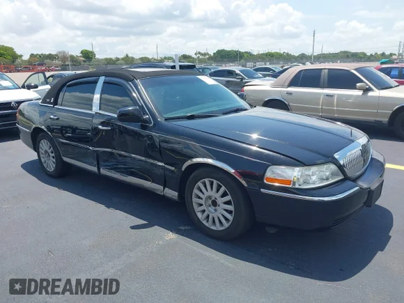 ✅ 2005 Lincoln Town Car Signature Limited • VIN: 1LNHM82W15Y658924 • Lot: 42187010. Wystawiony na IAAI z przebiegiem 114 670 mil. Bezpłatny archiwum sprzedaży aukcyjnych z USA i szczegółowy raport historii pojazdu na DreamBid. Zdjęcie 1.