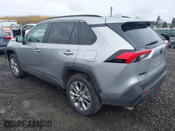 ✅ 2022 Toyota RAV4 XLE Premium • VIN: 2T3A1RFV2NC290044 • Lot: 43688541. Wystawiony na IAAI z przebiegiem 83 021 mil. Bezpłatny archiwum sprzedaży aukcyjnych z USA i szczegółowy raport historii pojazdu na DreamBid. Zdjęcie 3.