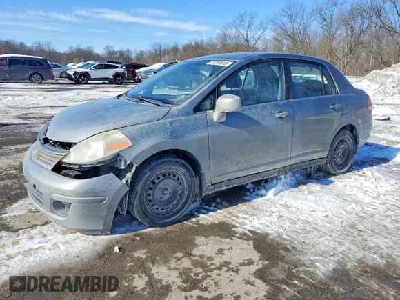 ✅ 2008 Nissan Versa S • VIN: 3N1BC11E68L361010 • Lot: 75287815. Wystawiony na Copart z przebiegiem 99 669 mil. Bezpłatny archiwum sprzedaży aukcyjnych z USA i szczegółowy raport historii pojazdu na DreamBid. Zdjęcie 1.
