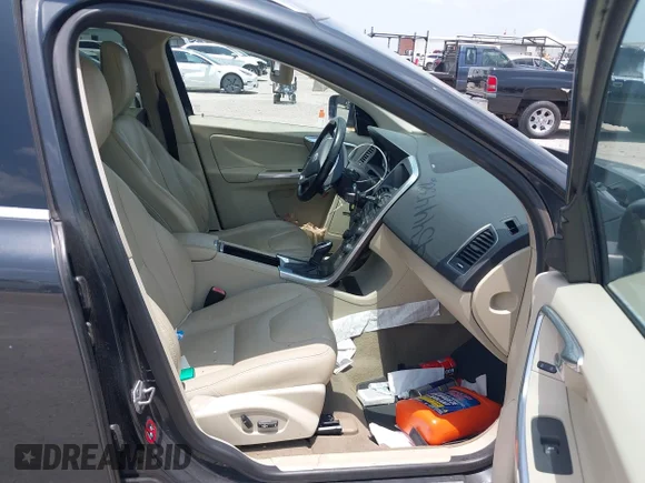 ✅ 2015 Volvo XC60 T6 Platinum • VIN: YV4902RD3F2622594 • Lot: 45444386. Wystawiony na IAAI z przebiegiem 150 289 mil. Bezpłatny archiwum sprzedaży aukcyjnych z USA i szczegółowy raport historii pojazdu na DreamBid. Zdjęcie 5.